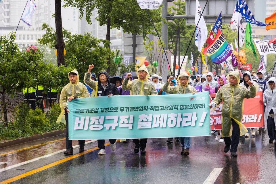 내란청산・사회대개혁 비상행동이 10일 오후 5시 서울 종로구 광화문 동십자각 앞에서 사법부 정치개혁을 규탄하는 내란청산 사회대개혁 시민대행진을 열었다. 앞서 민주노총은 서비스연맹 세종호텔지부와 금속노조 거통고조선하청지회 고공농성장을 거치는 사전행진으로 대회에 합류했다. 사진=송승현
