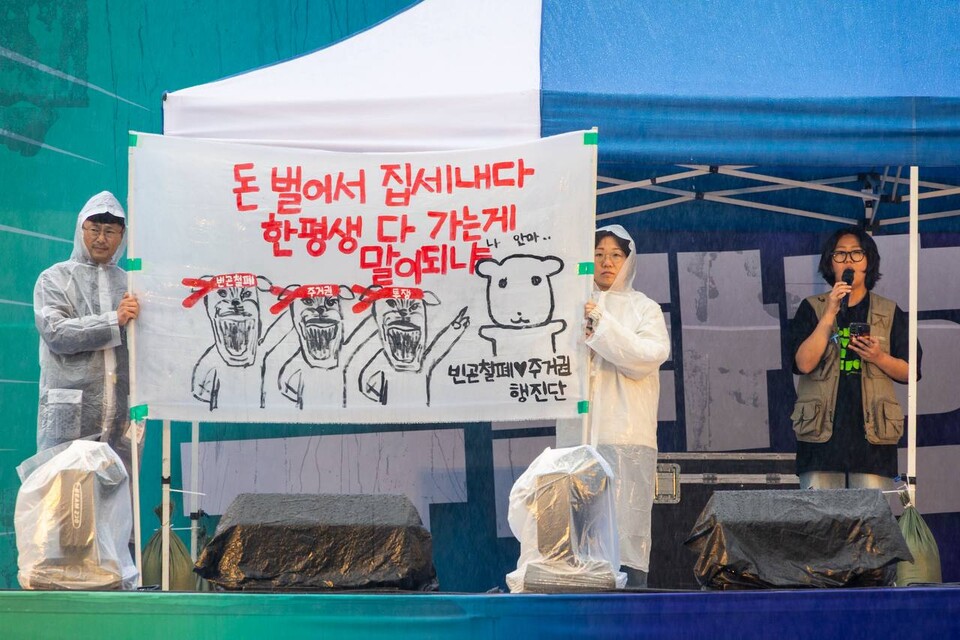 내란청산・사회대개혁 비상행동이 10일 오후 5시 서울 종로구 광화문 동십자각 앞에서 사법부 정치개혁을 규탄하는 내란청산 사회대개혁 시민대행진을 열었다. 앞서 민주노총은 서비스연맹 세종호텔지부와 금속노조 거통고조선하청지회 고공농성장을 거치는 사전행진으로 대회에 합류했다. 사진=송승현