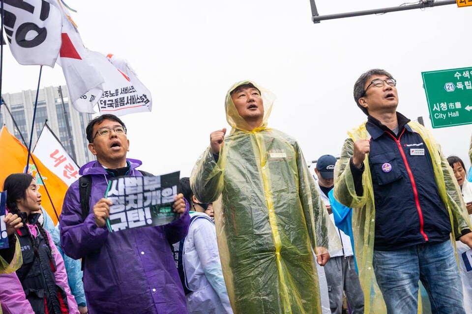 내란청산・사회대개혁 비상행동이 10일 오후 5시 서울 종로구 광화문 동십자각 앞에서 사법부 정치개혁을 규탄하는 내란청산 사회대개혁 시민대행진을 열었다. 앞서 민주노총은 서비스연맹 세종호텔지부와 금속노조 거통고조선하청지회 고공농성장을 거치는 사전행진으로 대회에 합류했다. 사진=송승현