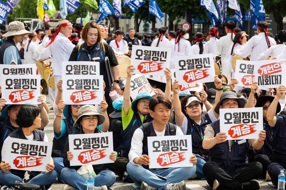 민주노총이 광주지역본부 주관 아래 17일 오후 3시 광주광역시 금남로4가 광주역 앞에서 ‘제45주년 5·18 민중항쟁 정신계승 전국노동자대회’를 열고 “내란세력 완전 제압과 사회대개혁 실현하는 날까지 손을 굳게 잡고 투쟁을 멈추지 않을 것”이라고 밝혔다. 전국노동자대회를 마친 뒤에는 구 전남도청을 향해 금남로 4가 일대까지 이어지는 민주평화 대행진을 했다. 사진=송승현