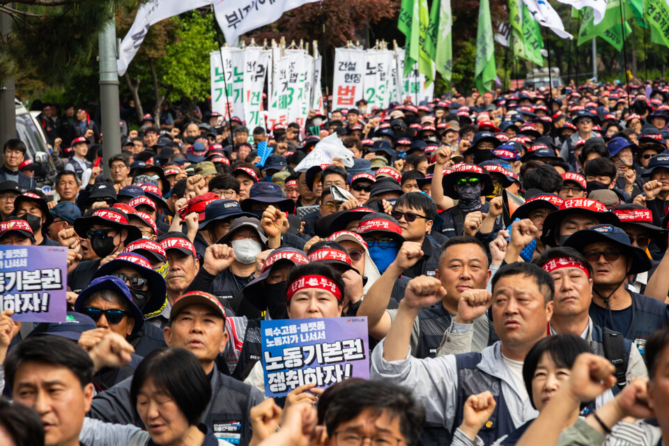 민주노총 소속 특수고용·플랫폼 노동자들이 19일 오후 2시 서울 여의도 국회의사당 앞에 모여 노동자의 권리를 쟁취하기 위한 결의대회를 열었다. 사진=송승현