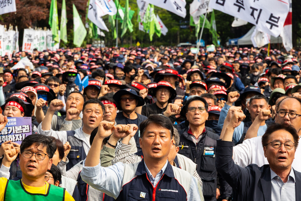 민주노총 소속 특수고용·플랫폼 노동자들이 19일 오후 2시 서울 여의도 국회의사당 앞에 모여 노동자의 권리를 쟁취하기 위한 결의대회를 열었다. 사진=송승현