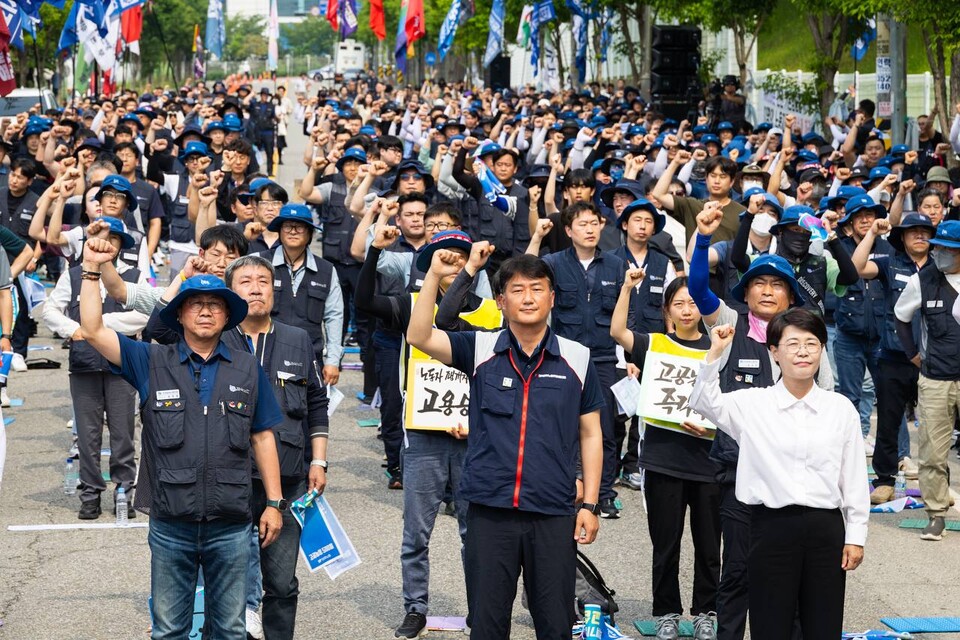민주노총과 금속노조 조합원 700여 명이 지난 21일 경기 평택시 한국니토옵티칼 앞에서 해고 노동자 7명의 고용승계를 위한 교섭 촉구 결의대회를 열었다. 사진=송승현