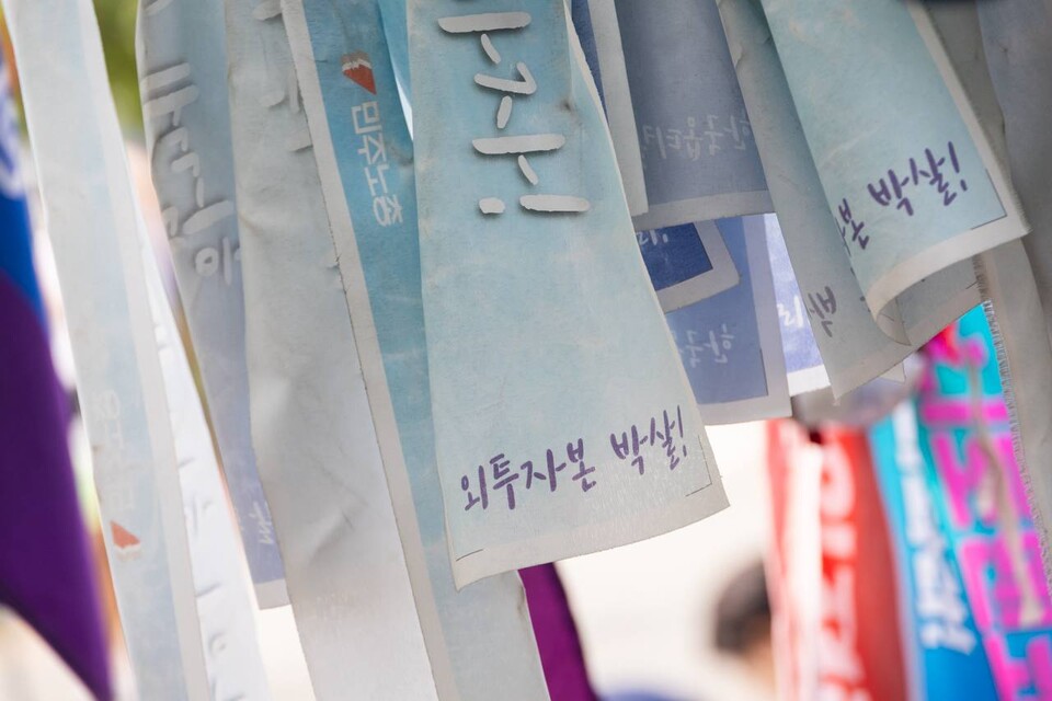 민주노총과 금속노조 조합원 700여 명이 지난 21일 경기 평택시 한국니토옵티칼 앞에서 해고 노동자 7명의 고용승계를 위한 교섭 촉구 결의대회를 열었다. 사진=송승현