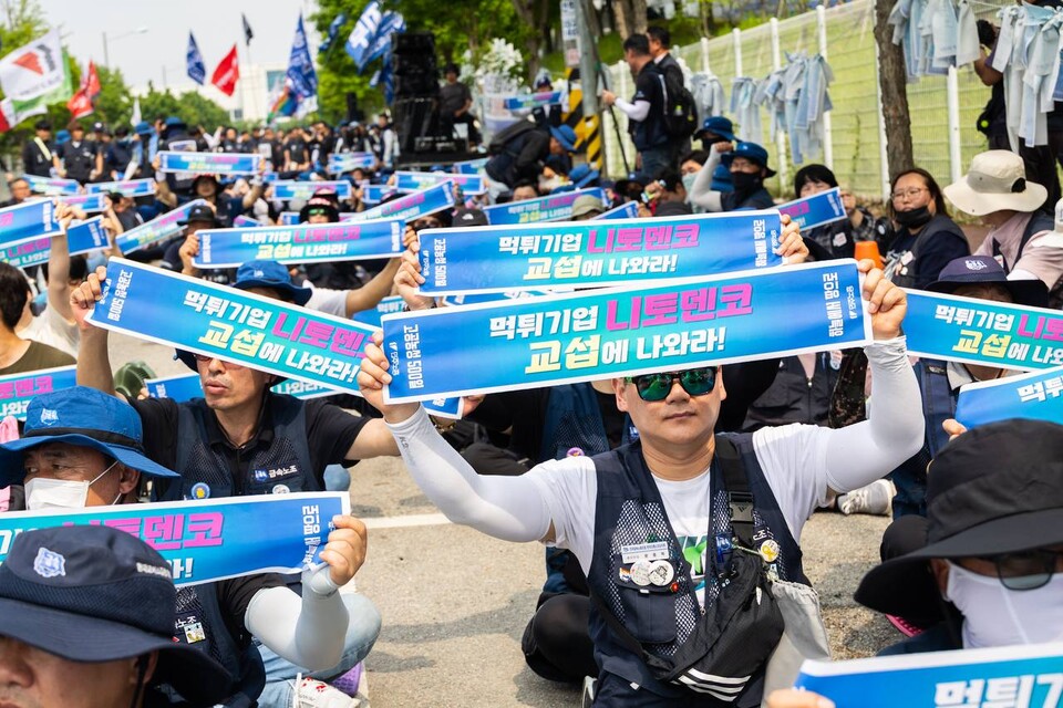 민주노총과 금속노조 조합원 700여 명이 지난 21일 경기 평택시 한국니토옵티칼 앞에서 해고 노동자 7명의 고용승계를 위한 교섭 촉구 결의대회를 열었다. 사진=송승현