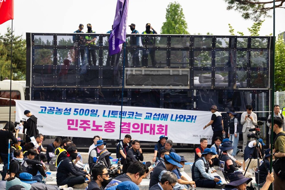 민주노총과 금속노조 조합원 700여 명이 지난 21일 경기 평택시 한국니토옵티칼 앞에서 해고 노동자 7명의 고용승계를 위한 교섭 촉구 결의대회를 열었다. 사진=송승현