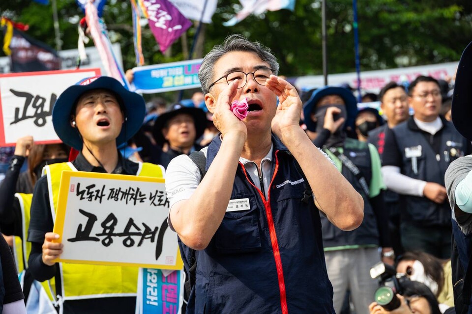 민주노총과 금속노조 조합원 700여 명이 지난 21일 경기 평택시 한국니토옵티칼 앞에서 해고 노동자 7명의 고용승계를 위한 교섭 촉구 결의대회를 열었다. 사진=송승현