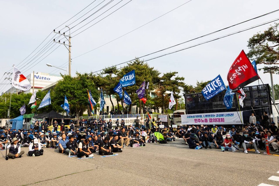 민주노총과 금속노조 조합원 700여 명이 지난 21일 경기 평택시 한국니토옵티칼 앞에서 해고 노동자 7명의 고용승계를 위한 교섭 촉구 결의대회를 열었다. 사진=송승현