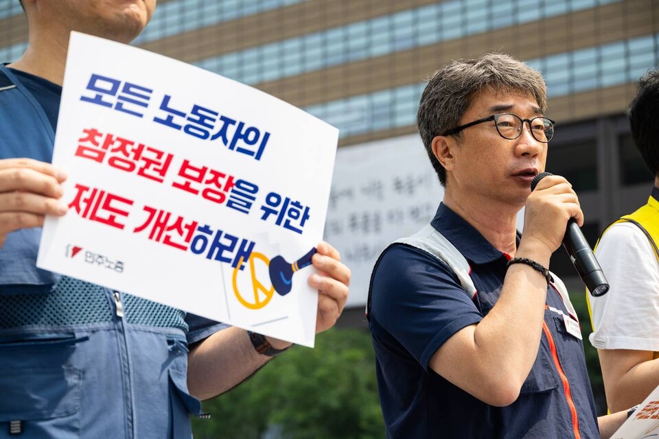 민주노총이 6.3 조기대선을 일주일 가량 앞둔 28일 오전 11시 서울 종로구 광화문 광장에서 ‘모든 노동자에게 참정권을 보장해야 한다’는 기자회견을 열었다. 민주노총은 택배, 건설, 돌봄, 서비스업, 5인미만 사업장 등 열악한 환경에 놓인 노동자들이 법정공휴일인 선거일에도 정상근무를 강요받으며 투표권을 행사할 수 없다는 점을 지적하고 나섰다. 기조발언 중인 이태환 민주노총 수석부위원장. 사진=송승현