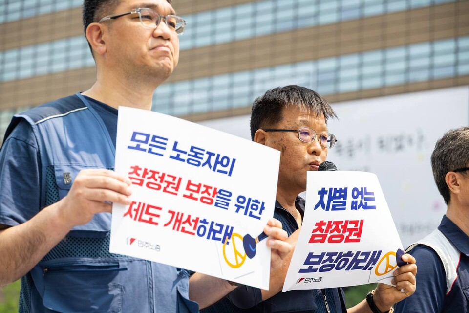 민주노총이 6.3 조기대선을 일주일 가량 앞둔 28일 오전 11시 서울 종로구 광화문 광장에서 ‘모든 노동자에게 참정권을 보장해야 한다’는 기자회견을 열었다. 민주노총은 택배, 건설, 돌봄, 서비스업, 5인미만 사업장 등 열악한 환경에 놓인 노동자들이 법정공휴일인 선거일에도 정상근무를 강요받으며 투표권을 행사할 수 없다는 점을 지적하고 나섰다. 투표할 시간이 없는 건설노동자의 현실을 증언 중인 이승무 건설노조 서울경기북부건설지부 설비분회장. 사진=송승현