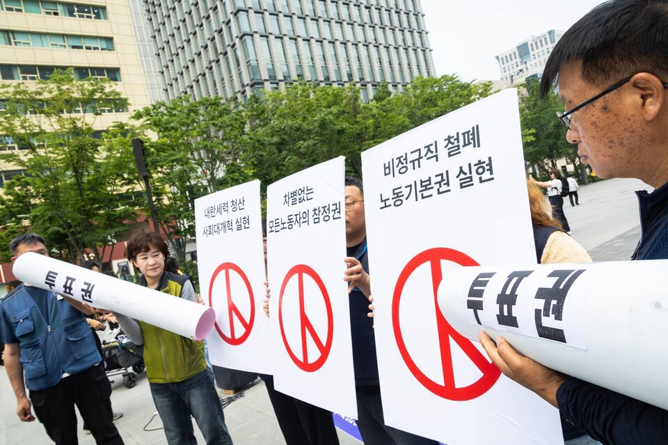 민주노총이 6.3 조기대선을 일주일 가량 앞둔 28일 오전 11시 서울 종로구 광화문 광장에서 ‘모든 노동자에게 참정권을 보장해야 한다’는 기자회견을 열었다. 민주노총은 택배, 건설, 돌봄, 서비스업, 5인미만 사업장 등 열악한 환경에 놓인 노동자들이 법정공휴일인 선거일에도 정상근무를 강요받으며 투표권을 행사할 수 없다는 점을 지적하고 나섰다. 기자회견을 마친 참가자들이 투표권 보장을 촉구하는 퍼포먼스를 하고 있다. 사진=송승현