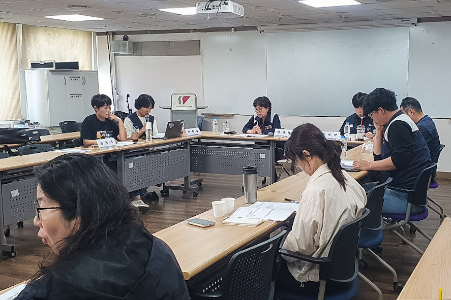 민주노총은 지난 27일 창립 30주년을 맞아 더 힘 있는 민주노총으로 나아가기 위한 사회연대 투쟁의 방향을 모색하는 자리를 마련했다. 오후 2시 민주노총 15층 교육장에서 ‘빛의 광장 그리고 민주노총의 역할’ 집담회를 열고 123일에 걸친 윤석열파면 투쟁에서 터져나온 각계각층과 시민사회의 염원을 돌아봤다. 사진=민주노총