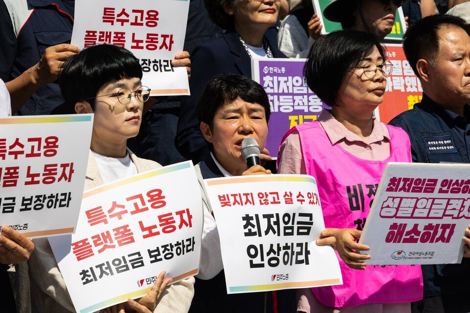 양대노총과 모두를 위한 최저임금 운동본부는 11일 오전 10시 세종문화회관 계단에서 기자회견을 개최했다. 이미선 민주노총 부위원장이 여는발언을 하고 있다. 사진=송승현