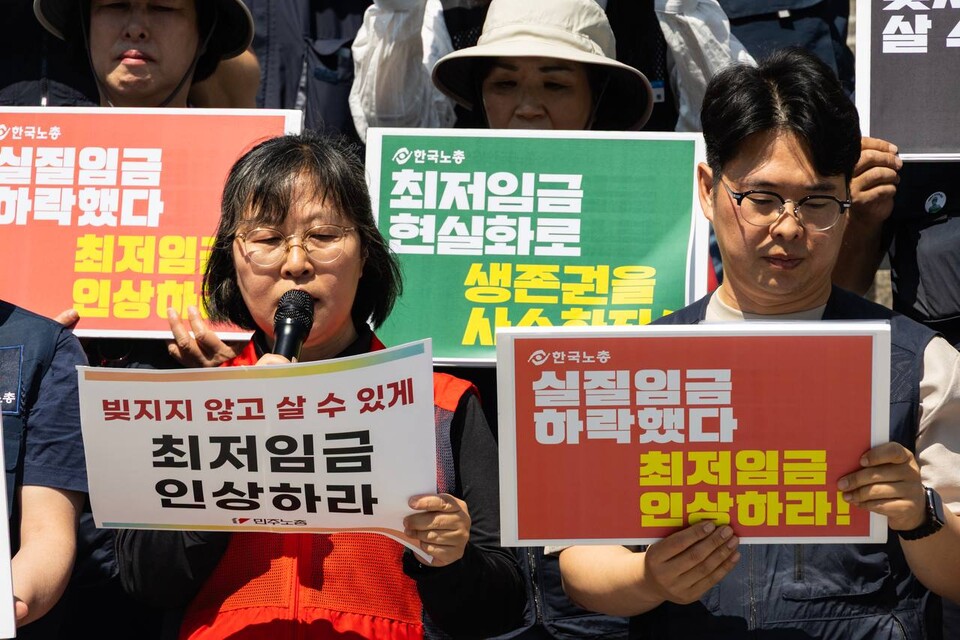 양대노총과 모두를 위한 최저임금 운동본부는 11일 오전 10시 세종문화회관 계단에서 기자회견을 개최했다. 전지현 노동자위원(서비스연맹 돌봄서비스노동조합 위원장)이 기자회견문을 낭독중이다. 사진=송승현
