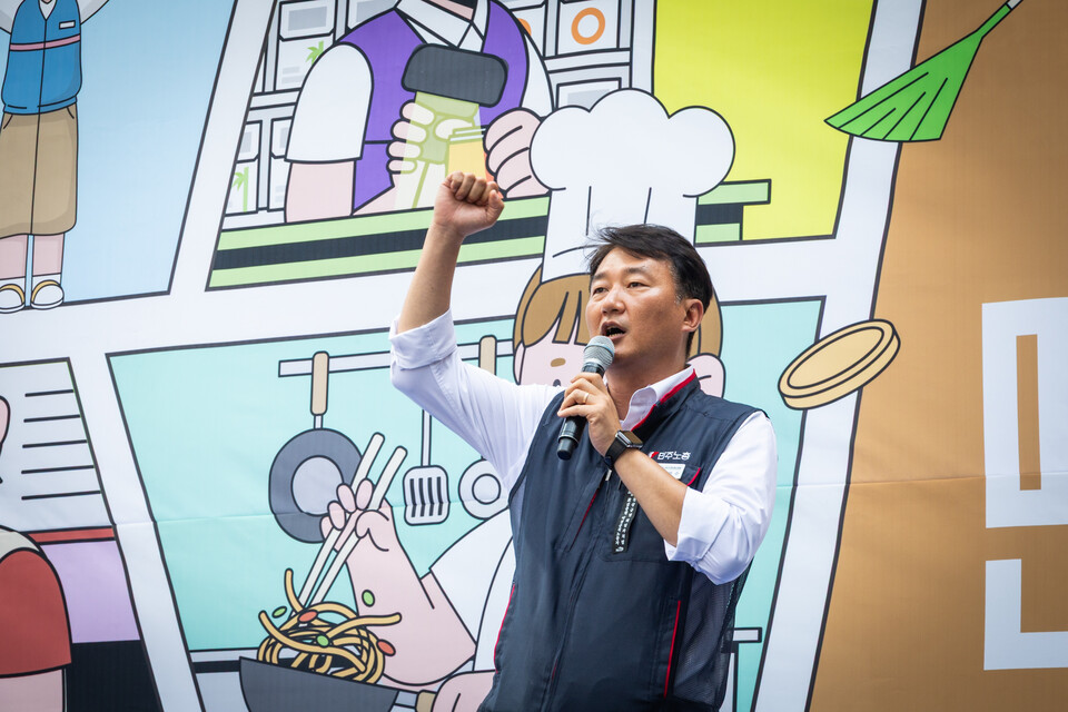 민주노총 소속 돌봄노동자와 지자체 공무직 노동자 3천여 명이 18일 오후 3시경 서울고용노동청 앞에 모여 공동파업대회를 열고 최저임금 인상과 확대 적용을 촉구했다. 공동파업대회에 앞서 이들은 경복궁역 인근 서십자각 터에서부터 서울 도심을 행진했다. 사진=송승현