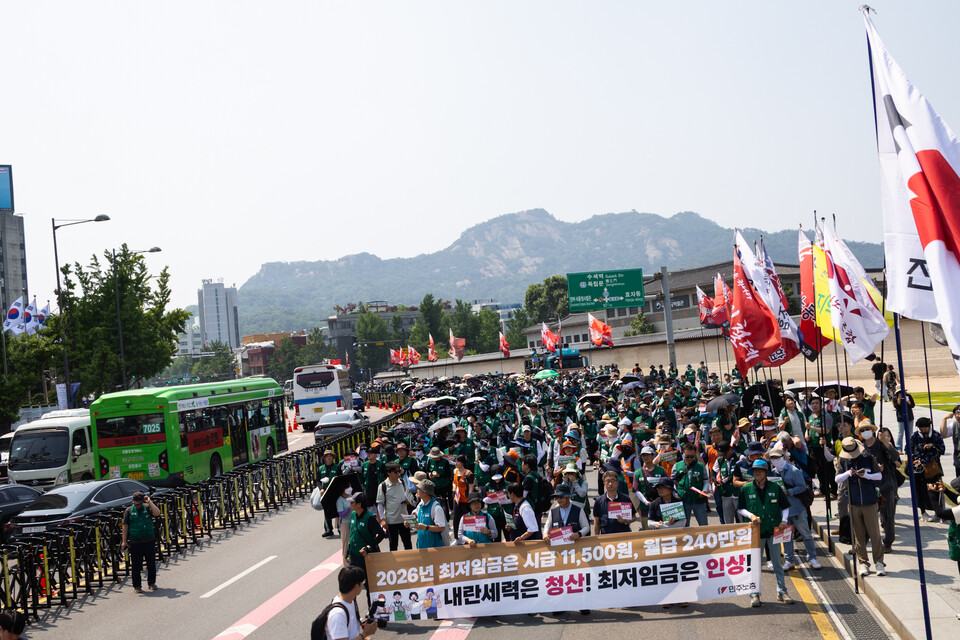 민주노총 소속 돌봄노동자와 지자체 공무직 노동자 3천여 명이 18일 오후 3시경 서울고용노동청 앞에 모여 공동파업대회를 열고 최저임금 인상과 확대 적용을 촉구했다. 공동파업대회에 앞서 이들은 경복궁역 인근 서십자각 터에서부터 서울 도심을 행진했다. 사진=송승현