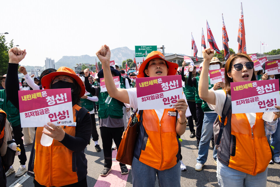 민주노총 소속 돌봄노동자와 지자체 공무직 노동자 3천여 명이 18일 오후 3시경 서울고용노동청 앞에 모여 공동파업대회를 열고 최저임금 인상과 확대 적용을 촉구했다. 공동파업대회에 앞서 이들은 경복궁역 인근 서십자각 터에서부터 서울 도심을 행진했다. 사진=송승현