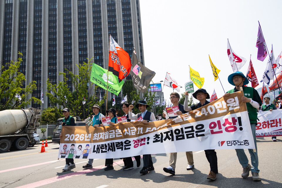 민주노총 소속 돌봄노동자와 지자체 공무직 노동자 3천여 명이 18일 오후 3시경 서울고용노동청 앞에 모여 공동파업대회를 열고 최저임금 인상과 확대 적용을 촉구했다. 공동파업대회에 앞서 이들은 경복궁역 인근 서십자각 터에서부터 서울 도심을 행진했다. 사진=송승현