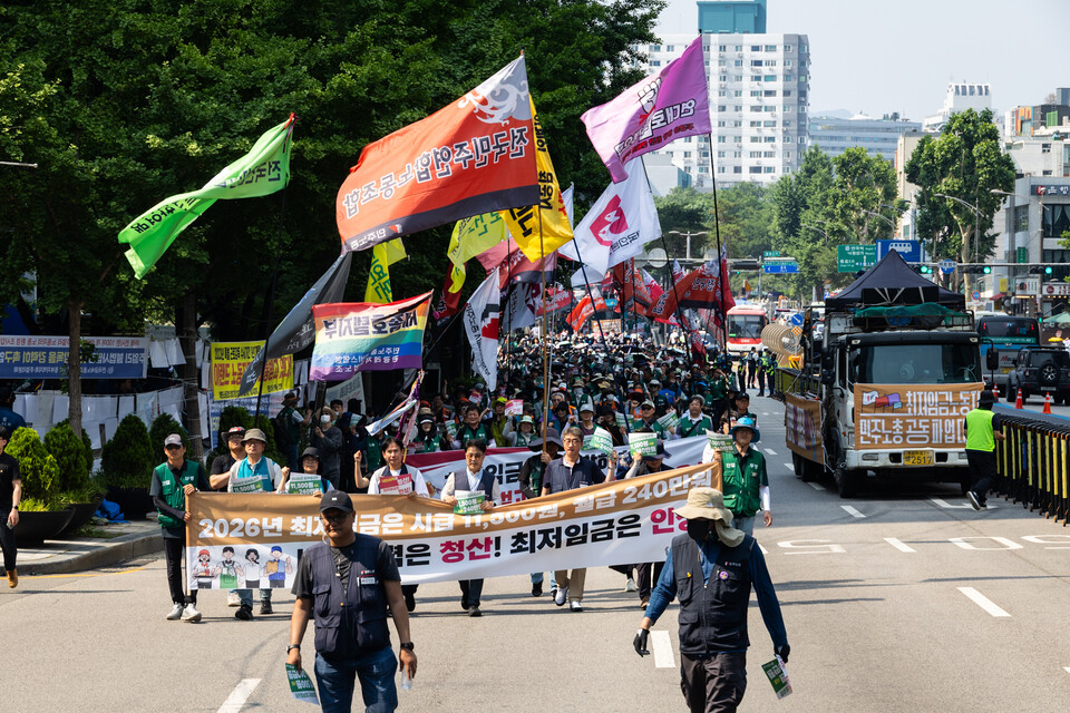 민주노총 소속 돌봄노동자와 지자체 공무직 노동자 3천여 명이 18일 오후 3시경 서울고용노동청 앞에 모여 공동파업대회를 열고 최저임금 인상과 확대 적용을 촉구했다. 공동파업대회에 앞서 이들은 경복궁역 인근 서십자각 터에서부터 서울 도심을 행진했다. 사진=송승현