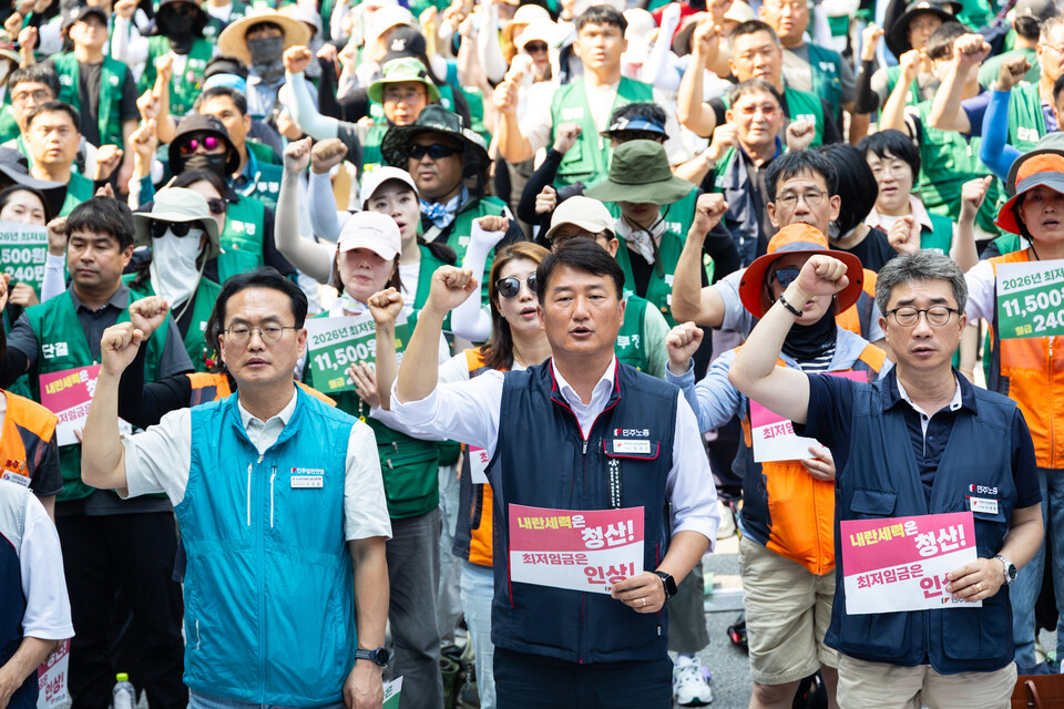 민주노총 소속 돌봄노동자와 지자체 공무직 노동자 3천여 명이 18일 오후 3시경 서울고용노동청 앞에 모여 공동파업대회를 열고 최저임금 인상과 확대 적용을 촉구했다. 공동파업대회에 앞서 이들은 경복궁역 인근 서십자각 터에서부터 서울 도심을 행진했다. 사진=송승현