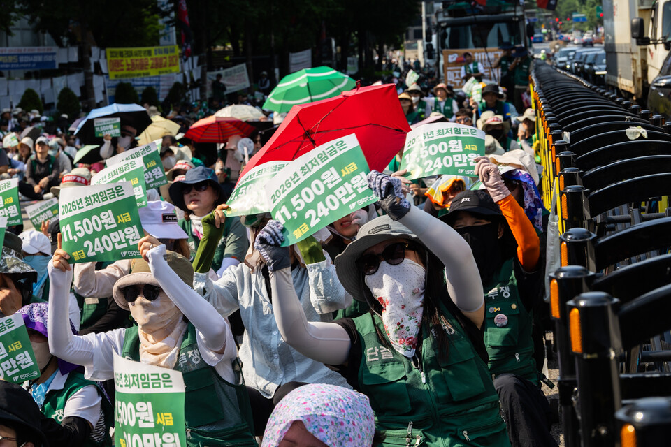 민주노총 소속 돌봄노동자와 지자체 공무직 노동자 3천여 명이 18일 오후 3시경 서울고용노동청 앞에 모여 공동파업대회를 열고 최저임금 인상과 확대 적용을 촉구했다. 공동파업대회에 앞서 이들은 경복궁역 인근 서십자각 터에서부터 서울 도심을 행진했다. 사진=송승현