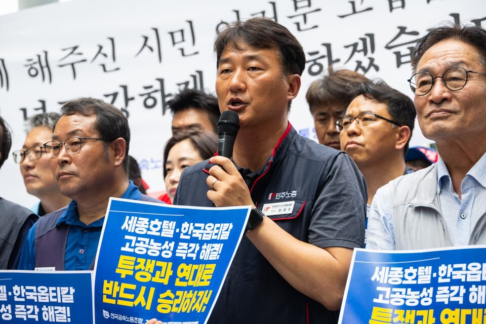 김형수 금속노조 거제통영고성조선하청지회장이 19일 오후 97일간의 고공농성을 종료했다. 한화오션 하청 노사가 17일 2024년 단체교섭 의견접근에 이른 데 이어 이날 잠정합의안에 대해 금속노조 거제통영고성조선하청지회 조합원 91.5%가 찬성하면서 이뤄졌다. 양경수 민주노총 위원장이 발언하고 있다. 사진=송승현