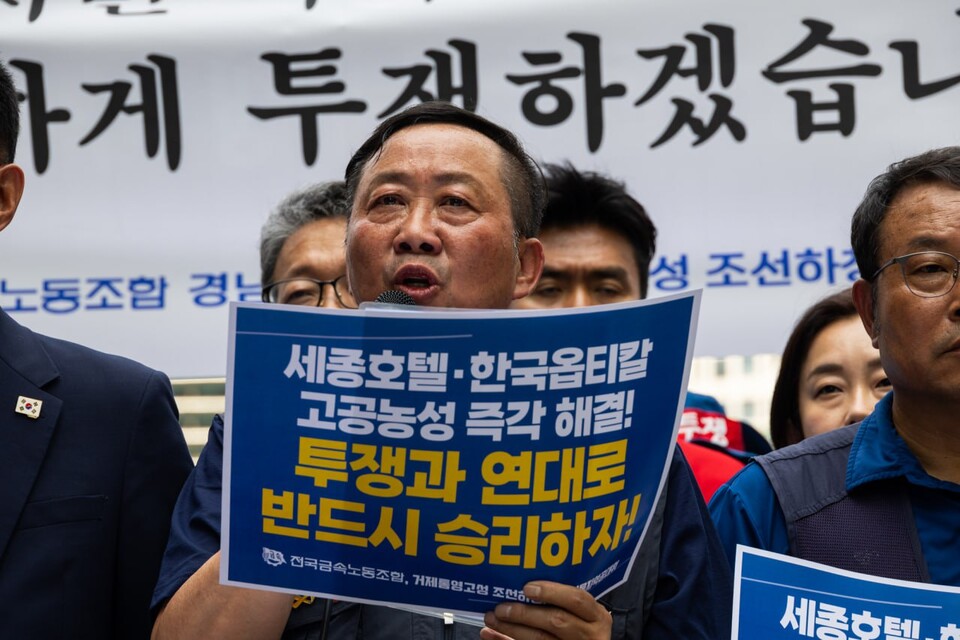 김형수 금속노조 거제통영고성조선하청지회장이 19일 오후 97일간의 고공농성을 종료했다. 한화오션 하청 노사가 17일 2024년 단체교섭 의견접근에 이른 데 이어 이날 잠정합의안에 대해 금속노조 거제통영고성조선하청지회 조합원 91.5%가 찬성하면서 이뤄졌다. 장창열 금속노조 위원장. 사진=송승현