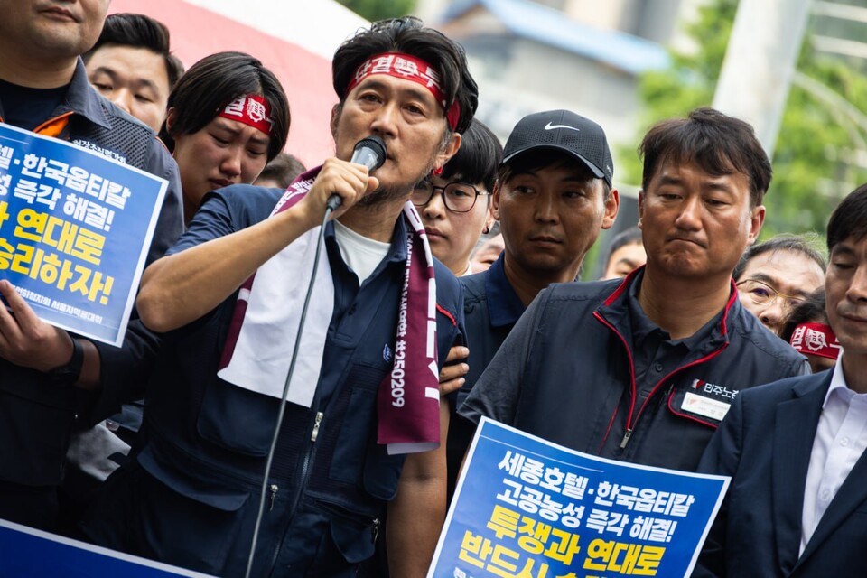 김형수 금속노조 거제통영고성조선하청지회장이 19일 오후 97일간의 고공농성을 종료했다. 한화오션 하청 노사가 17일 2024년 단체교섭 의견접근에 이른 데 이어 이날 잠정합의안에 대해 금속노조 거제통영고성조선하청지회 조합원 91.5%가 찬성하면서 이뤄졌다. 사진=송승현