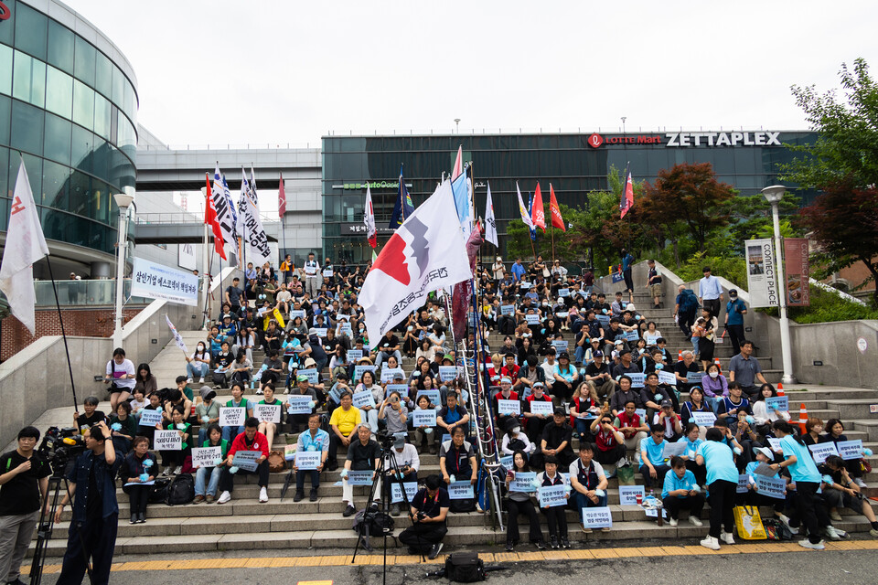 아리셀 중대재해 참사 1주기 추모대회가 21일 오후 4시 서울역 계단에서 열렸다. 지난해 6월24일 경기 화성에 위치한 아리셀 공장에서 배터리 폭발사고가 일어나 23명이 목숨을 잃는 중대재해 참사가 발생했다. 사진=송승현