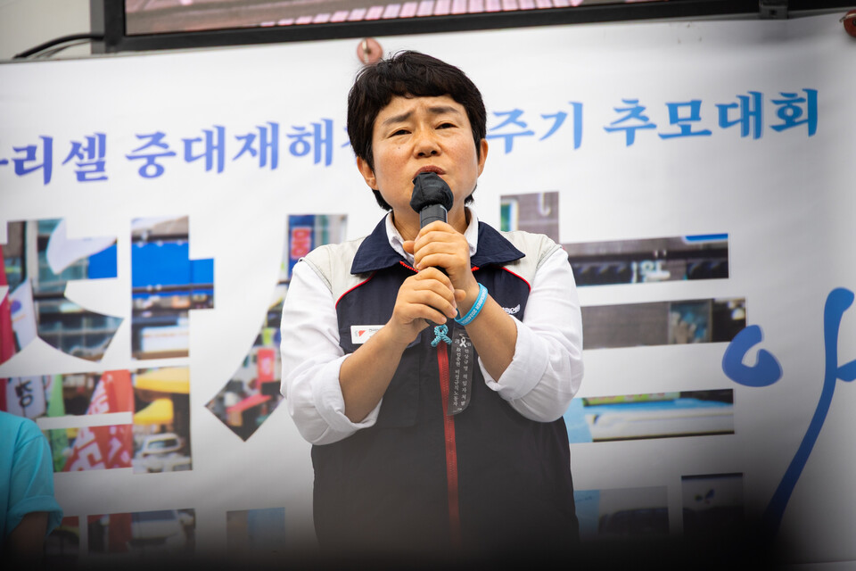 아리셀 중대재해 참사 1주기 추모대회가 21일 오후 4시 서울역 계단에서 열렸다. 지난해 6월24일 경기 화성에 위치한 아리셀 공장에서 배터리 폭발사고가 일어나 23명이 목숨을 잃는 중대재해 참사가 발생했다. 사진=송승현