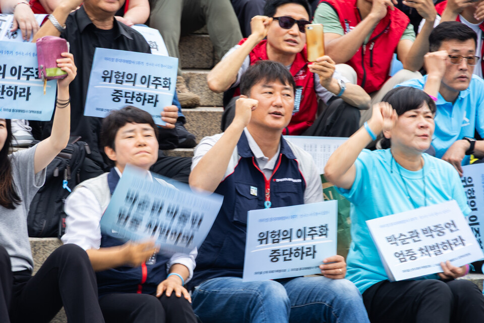 아리셀 중대재해 참사 1주기 추모대회가 21일 오후 4시 서울역 계단에서 열렸다. 지난해 6월24일 경기 화성에 위치한 아리셀 공장에서 배터리 폭발사고가 일어나 23명이 목숨을 잃는 중대재해 참사가 발생했다. 사진=송승현