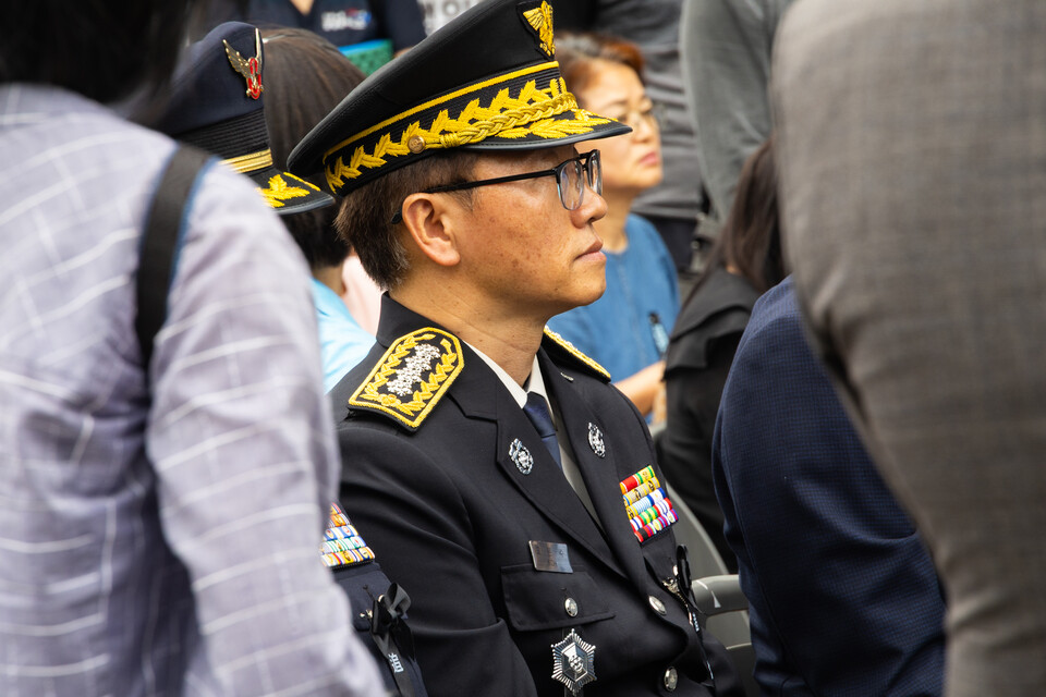 아리셀 중대재해 참사가 일어난 지 1년 만인 24일, 유족들은 경기 화성시 전곡산업단지 아리셀 공장 앞에서 열린 추모위령제를 열고 희생자들의 넋을 위로했다. 굳게 닫혔던 공장 문을 열고 하늘색 꽃을 던져넣으며 헌화를 했다. 사진=송승현