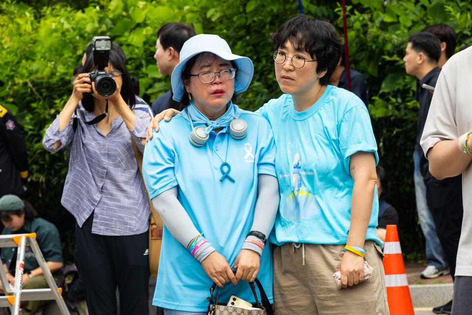 아리셀 중대재해 참사가 일어난 지 1년 만인 24일, 유족들은 경기 화성시 전곡산업단지 아리셀 공장 앞에서 열린 추모위령제를 열고 희생자들의 넋을 위로했다. 굳게 닫혔던 공장 문을 열고 하늘색 꽃을 던져넣으며 헌화를 했다. 사진=송승현