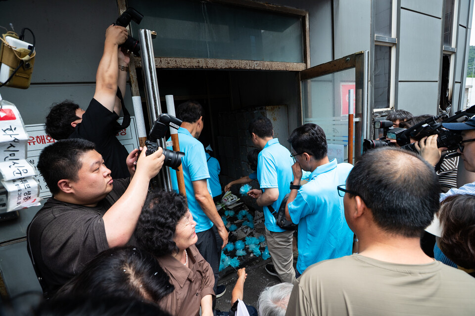 아리셀 중대재해 참사가 일어난 지 1년 만인 24일, 유족들은 경기 화성시 전곡산업단지 아리셀 공장 앞에서 열린 추모위령제를 열고 희생자들의 넋을 위로했다. 굳게 닫혔던 공장 문을 열고 하늘색 꽃을 던져넣으며 헌화를 했다. 사진=송승현