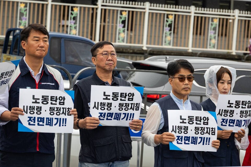 민주노총이 한국노총과 함께 이재명정부를 향해 ‘윤석열정부의 반노동정책을 정상화하라’고 촉구했다. 양대노총은 25일 오전 10시 서울 용산 대통령집무실 인근에서 기자회견을 열고 새 정부의 출발점은 윤석열정부가 퇴행시킨 노동현장을 바로잡는 것부터라고 강조했다. 사진=송승현