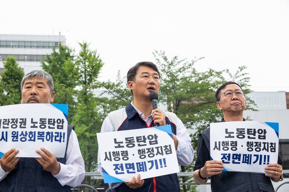 민주노총이 한국노총과 함께 이재명정부를 향해 ‘윤석열정부의 반노동정책을 정상화하라’고 촉구했다. 양대노총은 25일 오전 10시 서울 용산 대통령집무실 인근에서 기자회견을 열고 새 정부의 출발점은 윤석열정부가 퇴행시킨 노동현장을 바로잡는 것부터라고 강조했다. 양경수 민주노총 위원장이 발언하고 있다. 사진=송승현