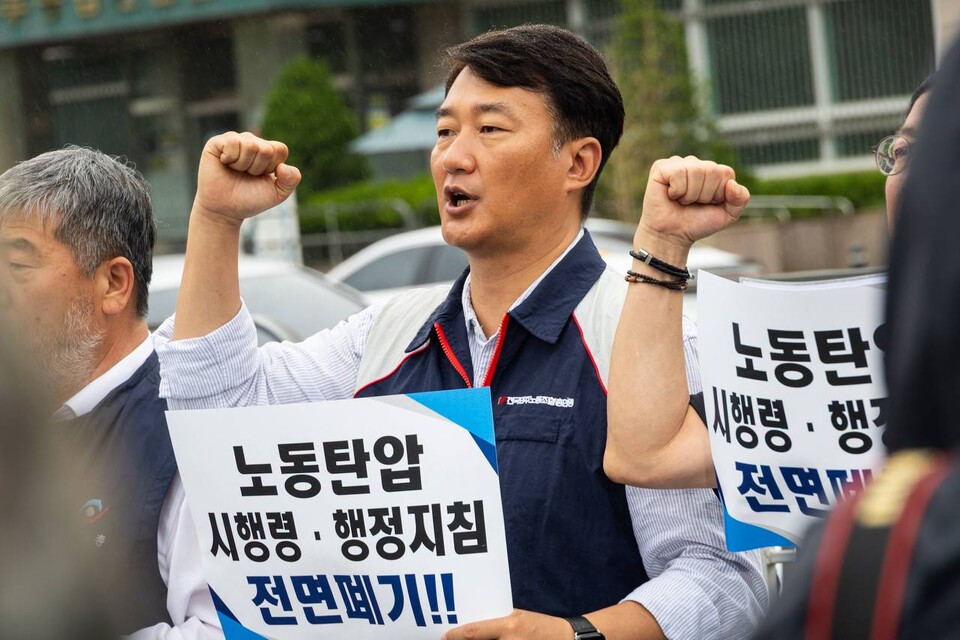 민주노총이 한국노총과 함께 이재명정부를 향해 ‘윤석열정부의 반노동정책을 정상화하라’고 촉구했다. 양대노총은 25일 오전 10시 서울 용산 대통령집무실 인근에서 기자회견을 열고 새 정부의 출발점은 윤석열정부가 퇴행시킨 노동현장을 바로잡는 것부터라고 강조했다. 사진=송승현
