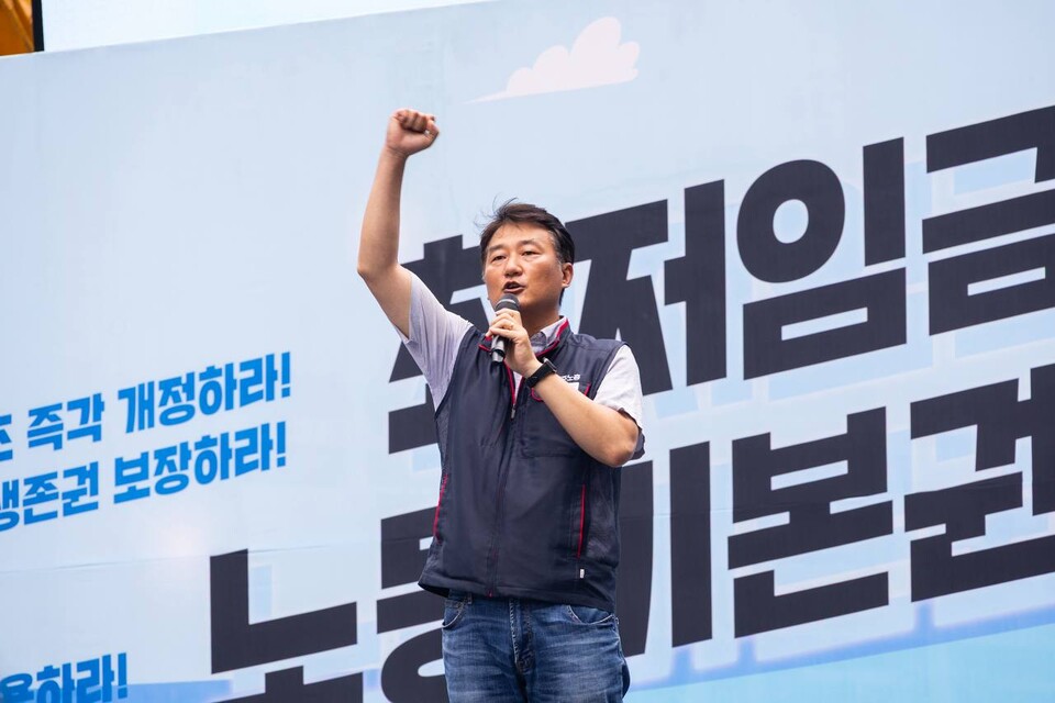 민주노총이 28일 오후 서울 중구 세종대로 일대에서 조합원 2만여 명이 모인 가운데 최저임금 대폭인상을 쟁취하고, 윤석열이 공격하고 훼손한 노동현장을 바로 잡자고 결의했다. 양경수 민주노총 위원장이 발언 뒤 힘차게 투쟁을 외치고 있다. 사진=송승현