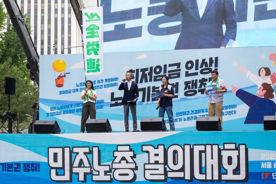 민주노총이 28일 오후 서울 중구 세종대로 일대에서 조합원 2만여 명이 모인 가운데 최저임금 대폭인상을 쟁취하고, 윤석열이 공격하고 훼손한 노동현장을 바로 잡자고 결의했다. 이시카와 토시아키 부위원장을 비롯한 일본 젠로렌 동지들이 무대에 올랐다. 사진=송승현