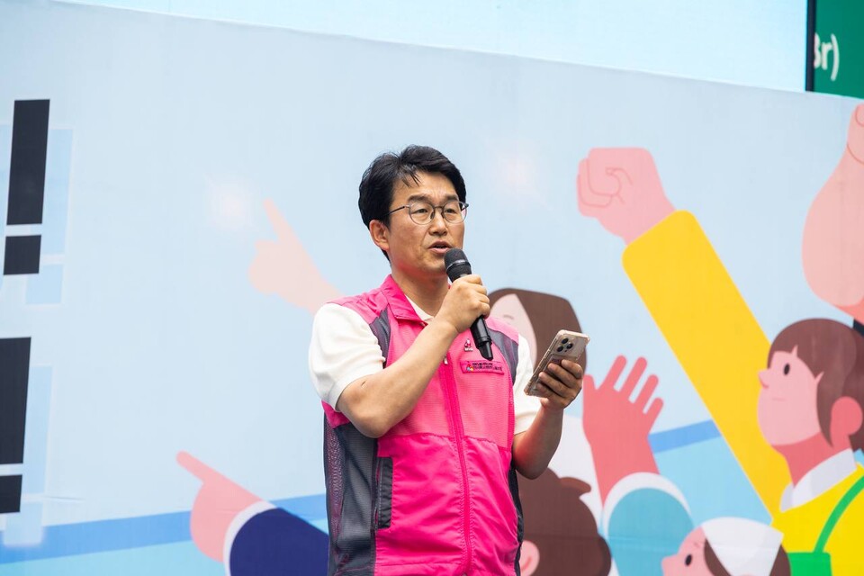 민주노총이 28일 오후 서울 중구 세종대로 일대에서 조합원 2만여 명이 모인 가운데 최저임금 대폭인상을 쟁취하고, 윤석열이 공격하고 훼손한 노동현장을 바로 잡자고 결의했다. 민태호 서비스연맹 학비노조 위원장. 사진=송승현