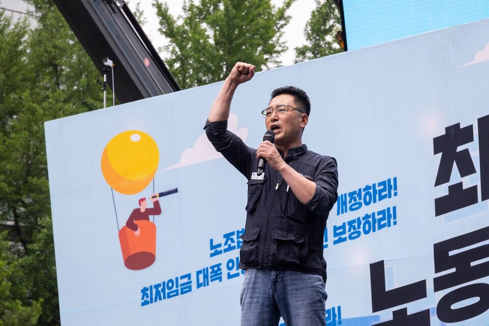민주노총이 28일 오후 서울 중구 세종대로 일대에서 조합원 2만여 명이 모인 가운데 최저임금 대폭인상을 쟁취하고, 윤석열이 공격하고 훼손한 노동현장을 바로 잡자고 결의했다. 허원 금속노조 부위원장. 사진=송승현