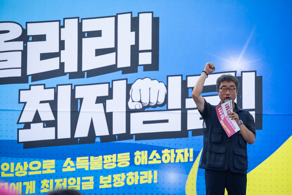 제9차 최저임금위원회 전원회의가 열린 3일 민주노총이 오후 5시30분 세종시 고용노동부 앞에서 결의대회를 열고 최저임금 대폭인상을 촉구했다. 이태환 민주노총 수석부위원장이 대회사를 하고 있다. 사진=송승현