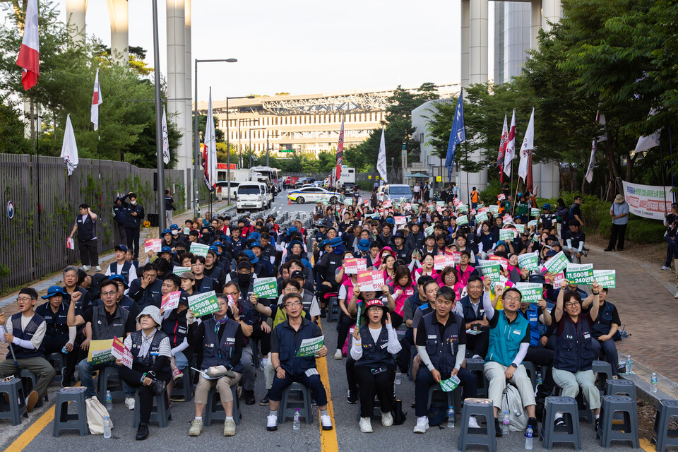 제9차 최저임금위원회 전원회의가 열린 3일 민주노총이 오후 5시30분 세종시 고용노동부 앞에서 결의대회를 열고 최저임금 대폭인상을 촉구했다. 사진=송승현