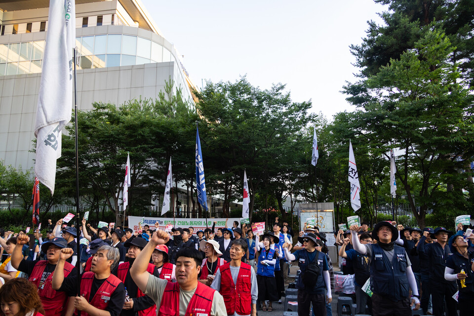 제9차 최저임금위원회 전원회의가 열린 3일 민주노총이 오후 5시30분 세종시 고용노동부 앞에서 결의대회를 열고 최저임금 대폭인상을 촉구했다. 사진=송승현