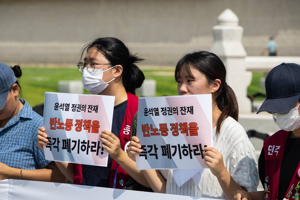 청년학생단체들이 9일 오전 10시 서울 광화문 월대 앞에 모여 민주노총 7월 총파업을 지지하는 기자회견을 열었다. 이들은 총파업 지지와 함께 새 정부의 국정과제에 대한 요구를 밝히기도 했다. 사진=송승현