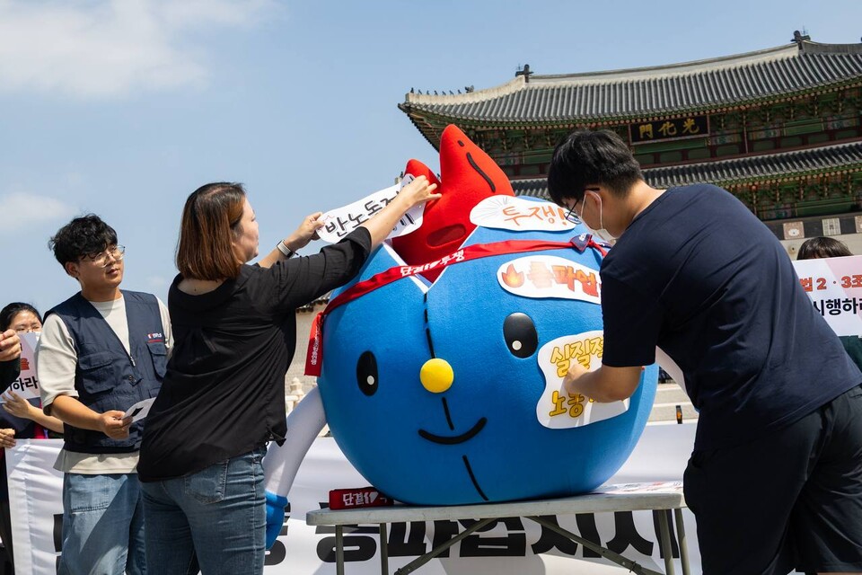 청년학생단체들이 9일 오전 10시 서울 광화문 월대 앞에 모여 민주노총 7월 총파업을 지지하는 기자회견을 열었다. 이들은 총파업 지지와 함께 새 정부의 국정과제에 대한 요구를 밝히기도 했다. 사진=송승현