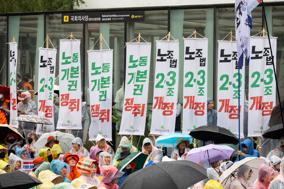 민주노총이 16일 서울 영등포 여의도 국회의사당 인근에서 7.19 총파업대회를 열었다. 주된 요구사항은 노조법 2·3조 즉각 개정, 윤석열 정권 반노동정책 전면 폐기, 정부와의 공식 교섭(노정 교섭) 쟁취 등이다. 이날 총파업은 이재명정부를 대상으류 한 첫 대정부 투쟁이다. 사진=송승현