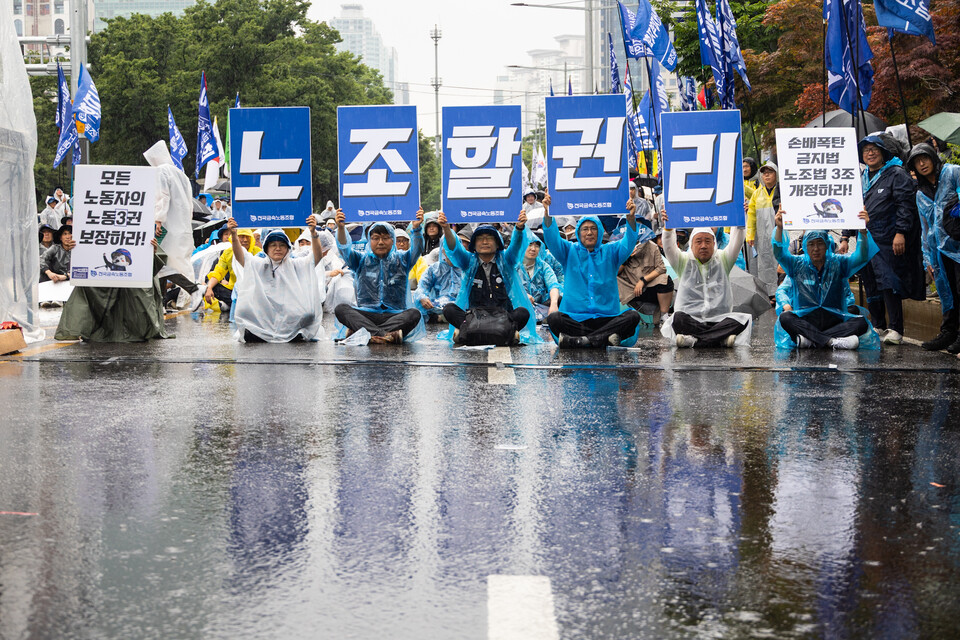 민주노총이 16일 서울 영등포 여의도 국회의사당 인근에서 7.19 총파업대회를 열었다. 주된 요구사항은 노조법 2·3조 즉각 개정, 윤석열 정권 반노동정책 전면 폐기, 정부와의 공식 교섭(노정 교섭) 쟁취 등이다. 이날 총파업은 이재명정부를 대상으류 한 첫 대정부 투쟁이다. 사진=송승현