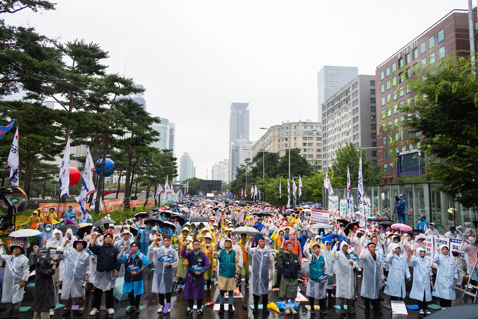 민주노총이 16일 서울 영등포 여의도 국회의사당 인근에서 7.19 총파업대회를 열었다. 주된 요구사항은 노조법 2·3조 즉각 개정, 윤석열 정권 반노동정책 전면 폐기, 정부와의 공식 교섭(노정 교섭) 쟁취 등이다. 이날 총파업은 이재명정부를 대상으류 한 첫 대정부 투쟁이다. 사진=송승현
