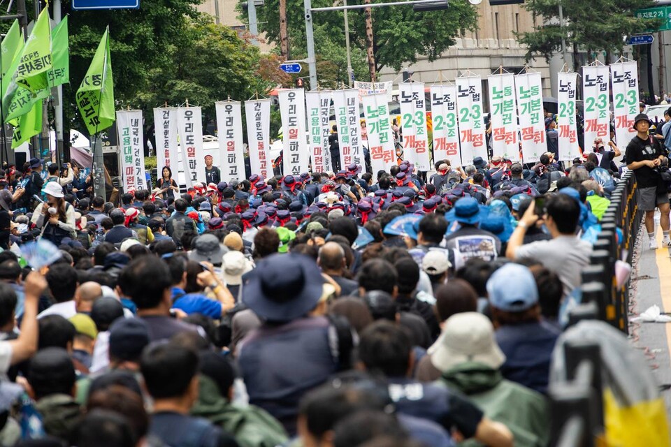 민주노총이 19일 서울 을지로입구역 2번출구 인근에서 대규모 집회를 열고 사회대개혁을 통한 새로운 세상 쟁취를 촉구했다. ‘광장의 힘으로 새로운 세상 쟁취! 2025 민주노총 총파업・총력투쟁 대행진’에는 조합원 2만여 명이 참여했다. 대회를 마친 조합원들은 세종호텔 고공농성장과 SK서린빌딩 등 두 갈래로 도심행진을 진행했다. 사진=송승현
